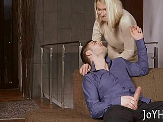 Ung sirene forfører med blowjob og rider hårdt til klimaks