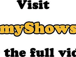 Wow, táto milfka sa vyblázni s tínedžermi v horúcej trojke! 😍