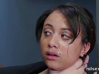 不寻常色情狂被带到屁眼庇护所接受奇怪尴尬治疗