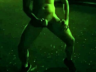 i'm an exibicionist gay guy with handsome beard, cummin on feet outdoors