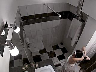 Skrytá kamera šok! Trojka prichytená pri horúcej sprchovej akcii!