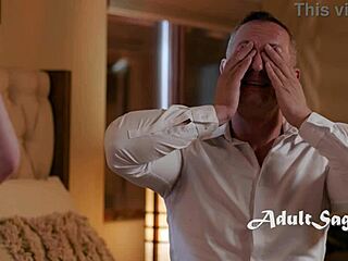 Teman Wanita Kecil Dalam Lingerie Dan Heels Terkejut Dengan Sentuhan Bergairahnya