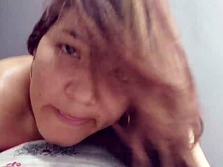 Blond skønhed med store bryster rider en tyk pik i sin stramme colombianske fisse.