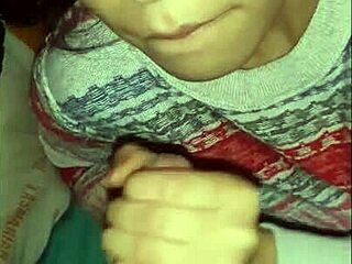 Awek Latina seksi hisap batang besar gila! 🔥😍