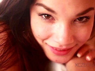 Nici Dee shows her pussy romantically