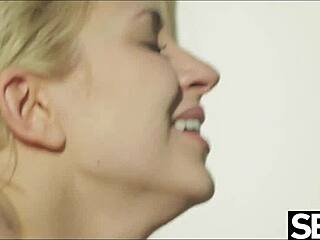 Hú, gyönyörű leszbikusok falják a nedves punci 69-ben!