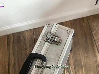 Rubia de tetas grandes se coje al electricista - divinamaruuu