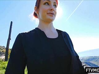 Kızıl saçlı milf halka açık yerde çıplak sergiliyor.