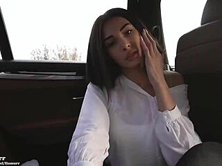 브루넷이 차 안에서 빨아?