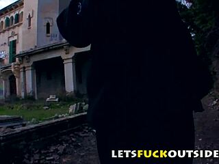 برونيت صغيرة الحجم 18+ تتدلع إصبع وتنتاك جامد في المقبرة