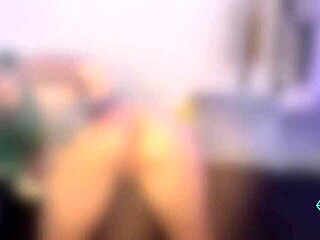 Nikki Zee træner sin røv med anal legetøj, fingering og solo onani