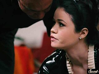 Genç hizmetçi domine edildi ve sert becerildi, oh evet!