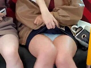 สาวญี่ปุ่นน่ารักแกล้งโชว์ใต้กระโปรงบนรถไฟ