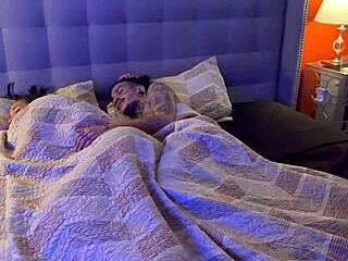 Јебем мужа другарице док она спава поред