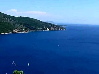 J'ai pissé près de belles montagnes et mer en public sans être vue