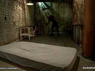 عبدة نحيفة كبيرة الصدر تحصل على نيك شرجي بزب كبير