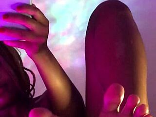 Lindos Pés Fofos E Masturbação Com Vibrador Na Bucetinha Preta