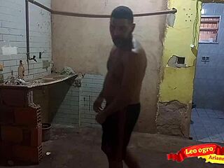 Membayar tukang batu dengan pantat gede juicy untuk kerja keras