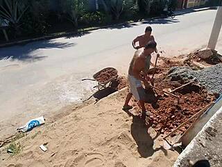 Check out Pornostars building a pool with Fada Mel, Paty Bumbum, and El Toro de Oro! 🏊