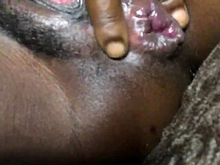 Lihat Crazybitch6 Goda Lubang Bokongnya dengan Pisang dan Botol