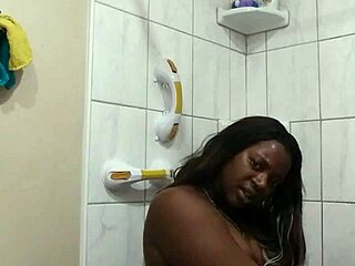 Milf Hitam Dengan Pantat Besar Penuhi Permintaan Peminat Menggunakan Dildo Untuk Orgasme Squirt