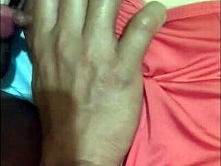 Nossa! Lambendo e brincando com essa buceta suculenta sem parar!