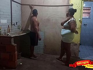 Membayar tukang batu dengan pantat gede juicy untuk kerja keras