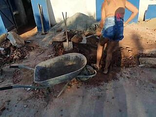 Check out Pornostars building a pool with Fada Mel, Paty Bumbum, and El Toro de Oro! 🏊