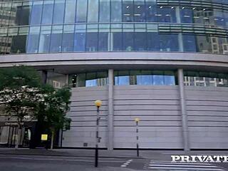 Gina Varney se počuti preobremenjeno z dvema velikima kurcema