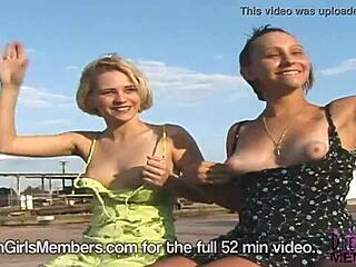 Due ragazze universitarie mostrano tette sode all'aperto in posto pubblico di Tampa