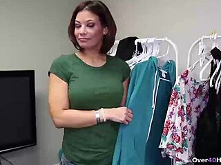 Super sexy mature woman handjob