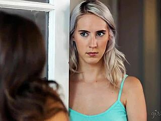 Cadence Lux Berteriak Rasakan Itu! Semasa Squirting pada Abigail Mac!