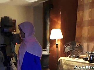 สาวเล็ก18+ ขย่มแตกในครั้งแรกกับทหารสามคน