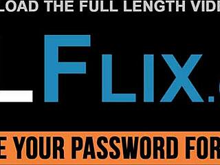 18+ söt tjej slickar klubba innan hon böjs över