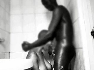 dzaddylongstrokes dráždí v parní sprše v náhledu scény