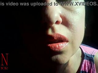 ¡Ey, mira a esta colegiala depravada de 18+ en uniforme mostrando su coño en la habitación!