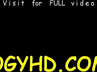 Verrückter alter Mann leckt enge junge 18+ Muschi mit wildem Hunger