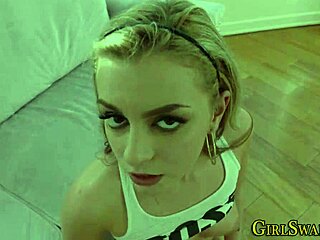 Pravkar sem videl kako moja pastorka dobi usta polna sperme.