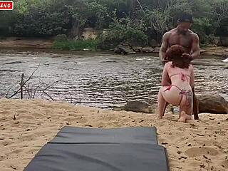 Jeune salope prend une énorme bite noire sur la plage, waouh !