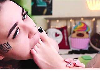 I love worshipping her feet and pussy as her slave.