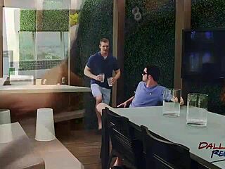 ジョニーとロビー・リバーズ、一緒にペントハウスのプールでベアバックファックに参加しない？