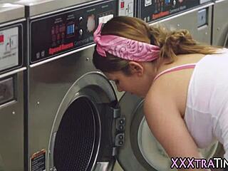 Rozkošná malá teenagerka tvrdě šukána venku na veřejnosti! 😜