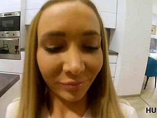 Chytrý Hunter zvádza štíhlu blondínu za peniaze pri prehliadke bytu