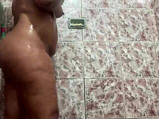 Morena dançando funk no chuveiro, tão gostosa!