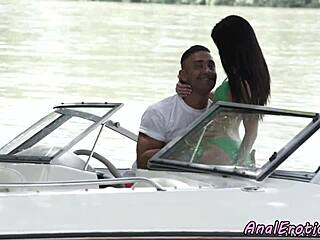 Eurobabe se nechá prdelí a jezdí na ptáku v outdoor dobrodružství