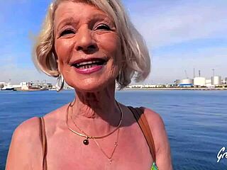 Eva Delage, 70-årig fransk stjärna, lyser i sexig amatöraction