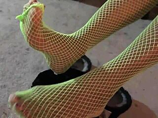 ebony model pumps in green fishnets