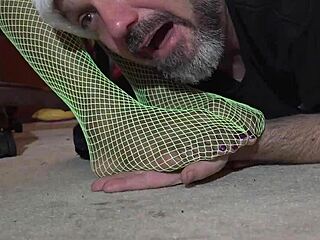 ebony model pumps in green fishnets