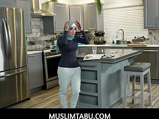 فيوليت جيمز تقترح عرض فاحش على مدربها بيتر غرين في مشهد مسلم تابو، يؤدي لأكشن ساخن