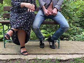 Velika rit zunaj pri drkanju